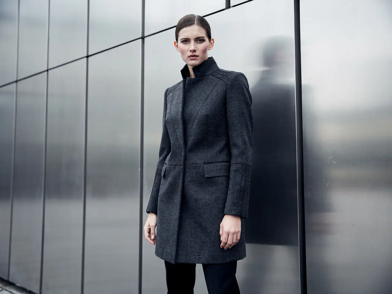 Image fixe de campagne de mode éditoriale d’un modèle adulte dans un manteau structuré